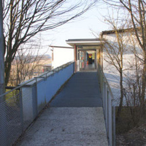 Eingang Rückseite über die Brücke